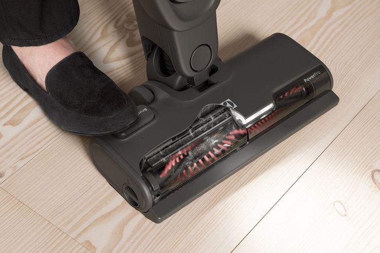 新款毛髮截斷吸頭搭配全新集塵系統，輕踩按鍵即可截斷吸頭上的毛髮。業者提供
