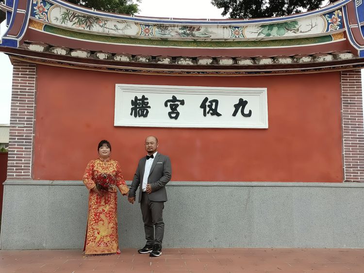 台北的洪秀蘭到東港參加迎王平安祭典，向東隆宮王爺祈求姻緣，沒想到竟然真的嫁給東港郎。洪秀蘭提供