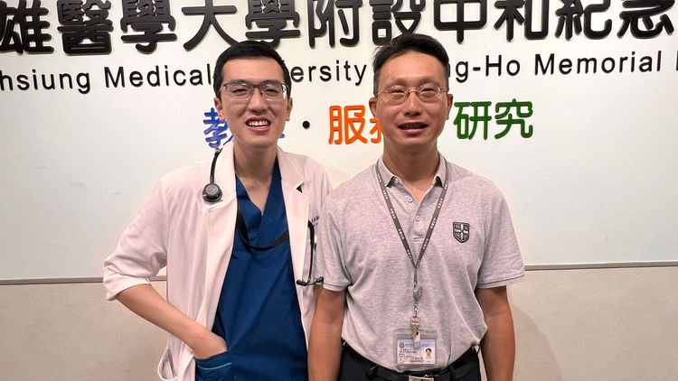 高醫小兒外科主任張鈺堂（右）與住院醫師陳威翰聯手為女童開刀。侯昌騰攝