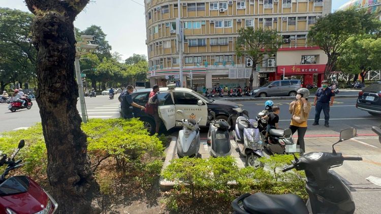 男子拿到漢堡後乖乖配合警方搭上警車前往派出所偵訊。侯昌騰攝