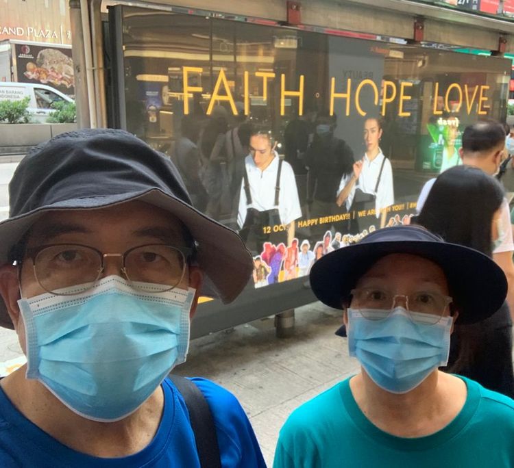 李啟言的父母到他的生日燈箱前拍照，鼓勵臥病的他。翻攝羅乃萱臉書