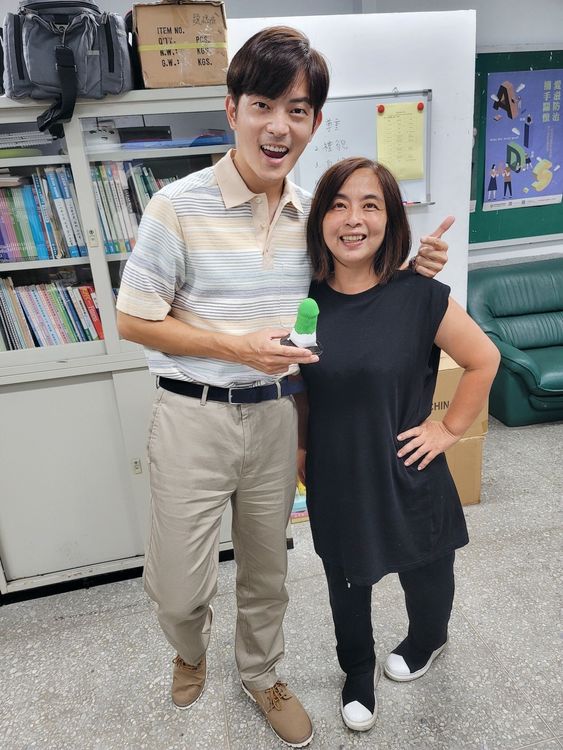 宥勝（左）與導演李怡芳拿著電影道具假陽具合影，笑說這個道具真的太小啦。奇葩娛樂提供