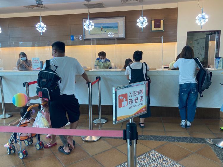 飯店業者午後忙著旅客入住事宜。陳宏銘攝
