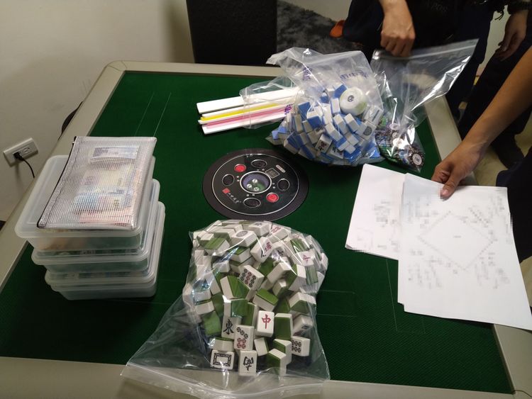 現場查獲的籌碼及賭資。讀者提供