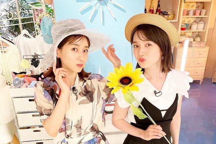 弘中綾香（右）和田中美奈實一起主持《戀愛心機又怎樣》。翻攝弘中綾香IG