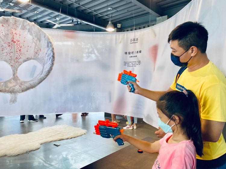 「2022台灣女孩日在屏東-月經『屏』權」展覽即日起至10月30日於青少年中心小聚場展出，現場有互動遊戲。屏東縣政府提供