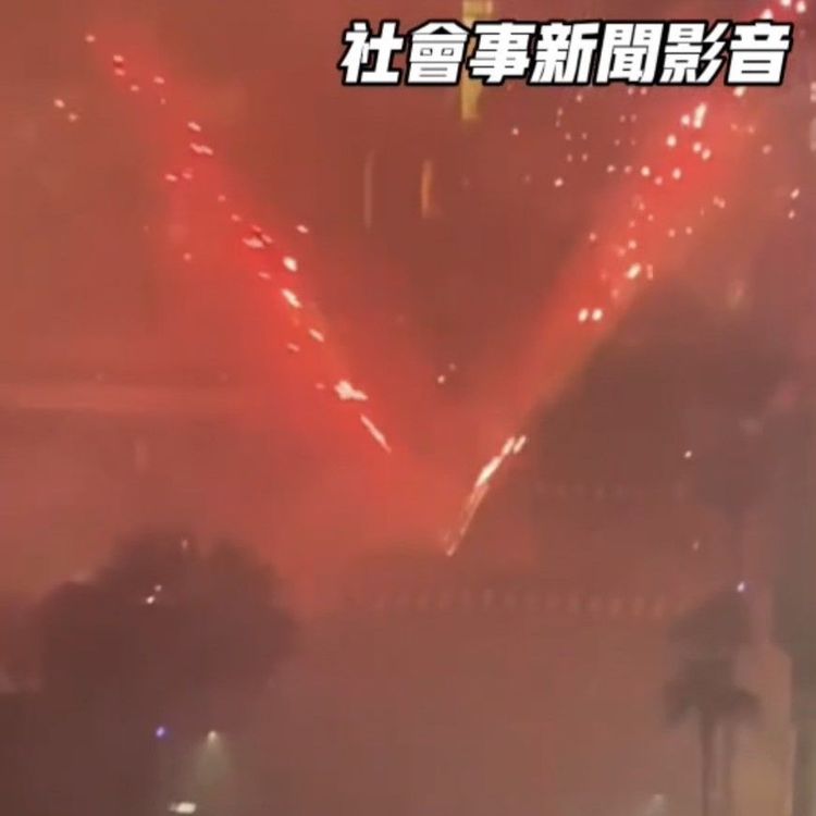 高雄前金區某廟會封路施放煙火，造成周遭街道陷入煙霧中。翻攝自社會事新聞影音