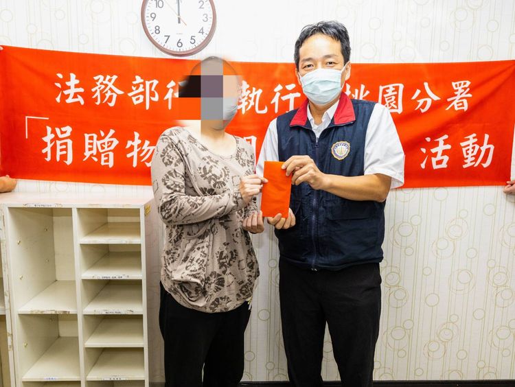 桃園分署除了給予丁婦分期寬緩外，也當場致贈慰問金，讓丁婦暫度難關。桃園分署提供