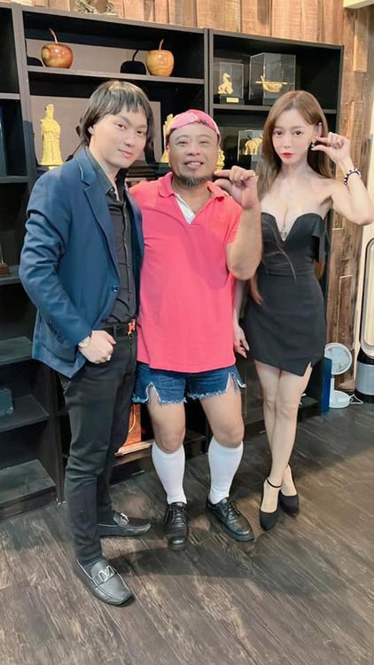 連千毅戴他假髮，網友笑讚「慈祥」。翻攝臉書「蘭庭精品」