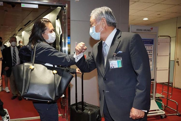 外交部政務次長田中光（右）與團長莫菲副主席（左）擊肘致意。外交部提供
