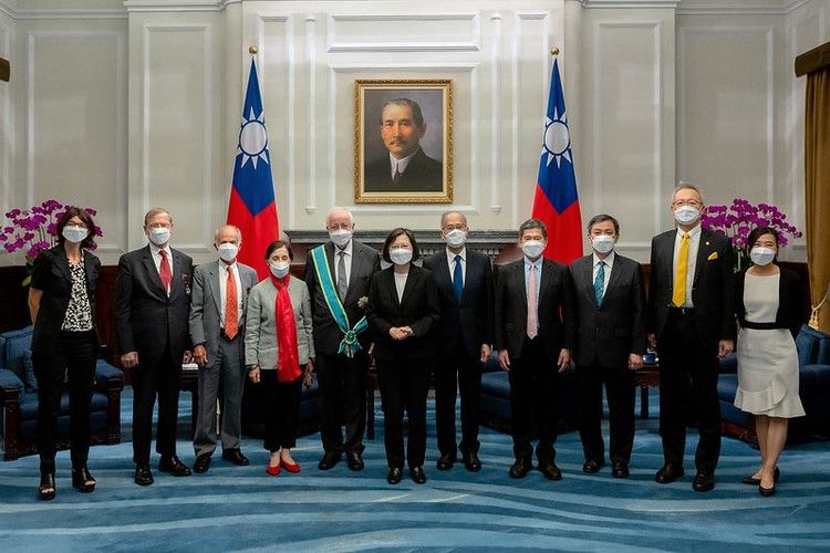 蔡英文 總統與法蘭西共和國法蘭西學院院士尚-侯貝·皮特訪團合影。總統府提供