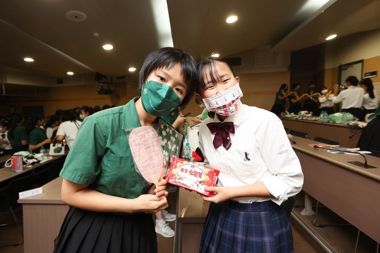 北一女學生挑選喜歡的台灣零食作為見面禮。文化總會提供