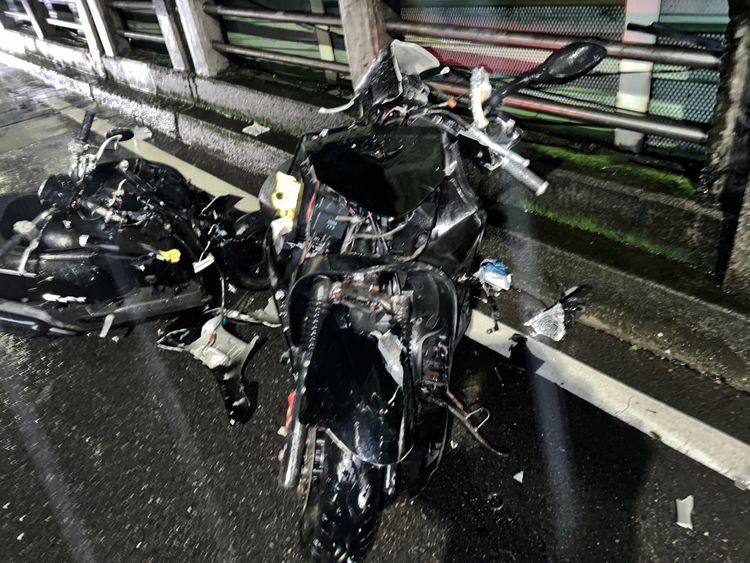 周男及習男的機車被撞成廢鐵。永和警分局提供