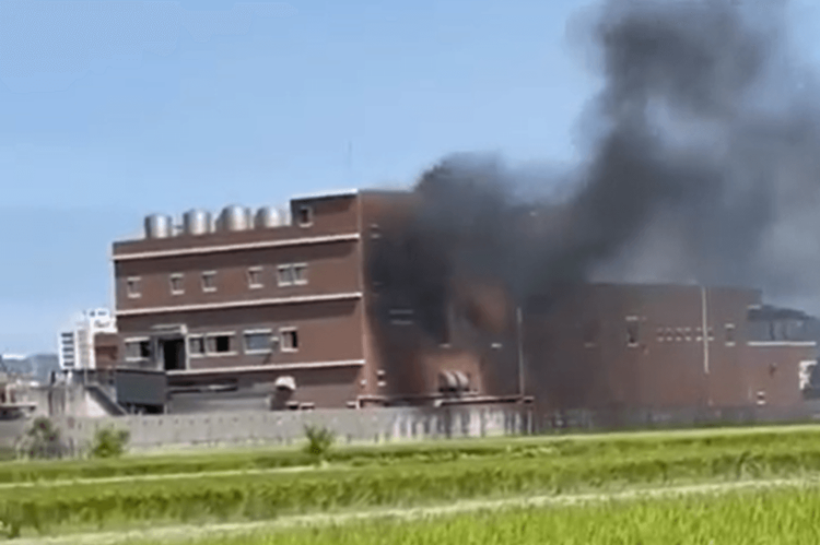 濃濃黑煙不斷從廠房竄出直達天際。翻攝臉書台中災情報你知