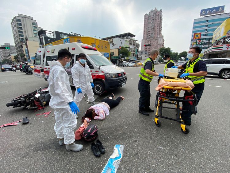 騎機車女子被撞後倒地不起。張喆喜攝