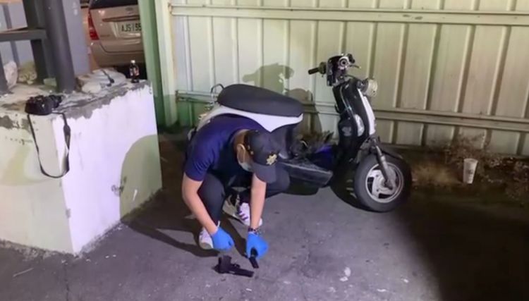 警方對車禍現場掉落的槍進行鑑識，發現是玩具槍。讀者提供