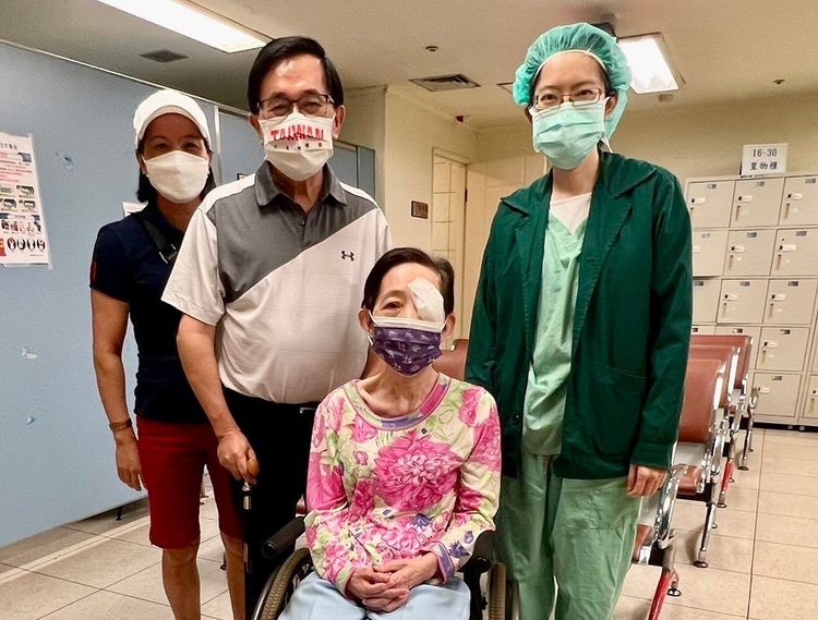 吳淑珍左眼罹患眼瞼癌已在高雄長庚醫院，完成眼瞼腫瘤切除及重建手術。翻攝自臉書陳水扁之新勇哥物語