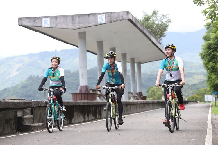 雄獅攜手台鐵推出「兩鐵旅遊列車」特色行程。雄獅旅遊提供