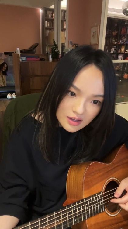 徐佳瑩昨開直播自彈自唱。亞神音樂提供