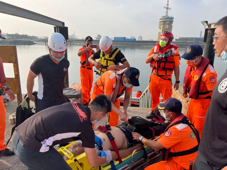 消防隊員將田男送醫。讀者提供