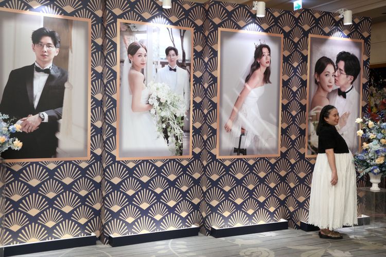 王思平婚宴現場擺放婚紗照。陳明中攝