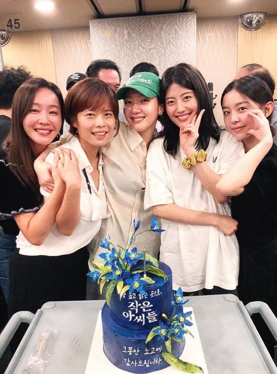 《小女子》舉辦慶功宴，嚴志媛（左）、金高銀（左三起）、南志鉉、朴持厚開心和劇中關鍵的蘭花做成的蛋糕合影。翻攝金高銀ＩＧ