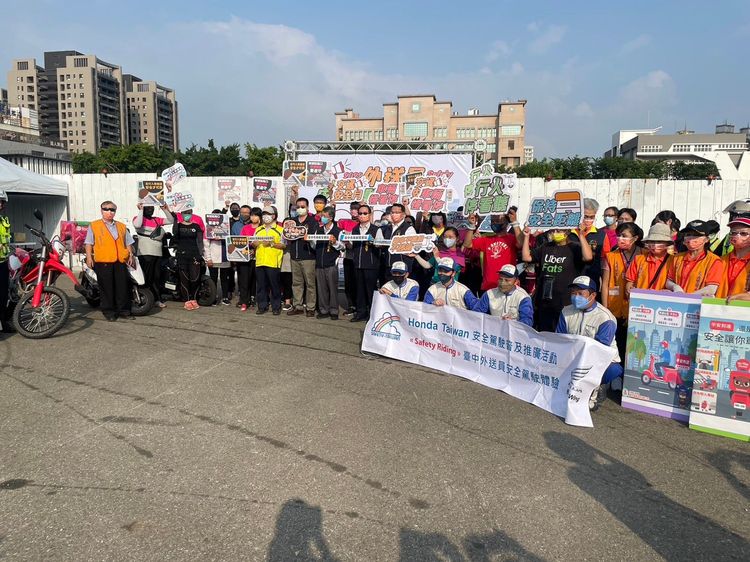 台中市政府跨局處舉辦外送員安全駕駛體驗活動。台中市交通警察大隊提供