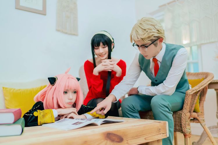 黃捷（左起）、賴品妤與曾玟學扮成《SPY×FAMILY 間諜家家酒》動漫人物。翻攝黃捷臉書