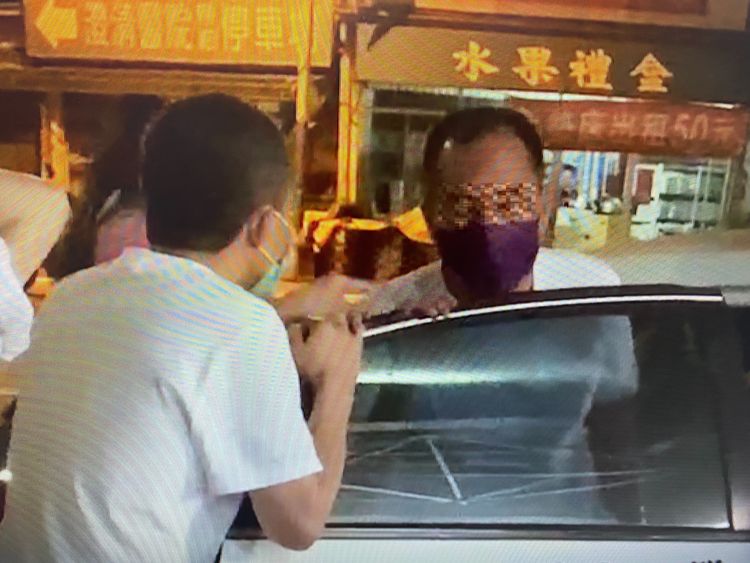 林姓海線份子在酒店突遭人狠踹一腳，憤而出手還擊，還出手欲攻擊警方，遭賴姓巡佐祭出辣椒水壓制，依現行犯逮捕。讀者提供