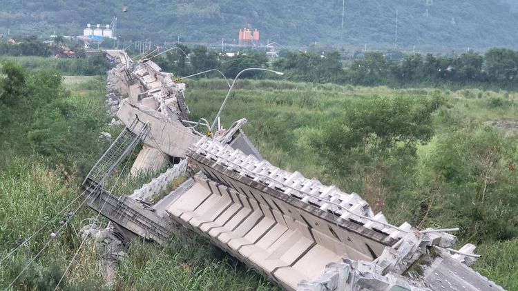 花蓮縣高寮大橋斷裂造成3人跌落，所幸3人獲警消救起無大礙。資料畫面