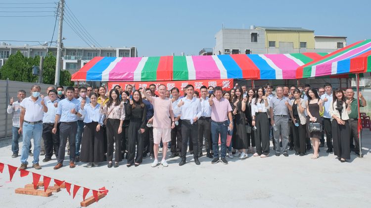 長磯建設董事長黃耀璋（圖中粉衣）、總經理黃璞（圖中白襯衫）看好新化房市發展。王志弘攝