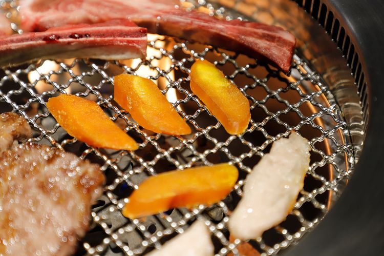 9月到「夯下去新潮和牛燒肉」用餐並選擇指定方案，符合條件可享「雲林北港烏魚子吃到飽」。