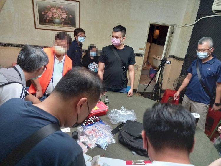 警方在包廂內查獲職業賭場，及多名賭客。翻攝畫面