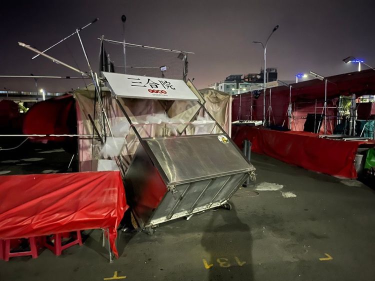 滷味攤被強風吹到傾倒。王煌忠攝