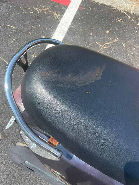 停放在戶外的機車手把與椅墊都被抹了屎。翻攝臉書爆料公社