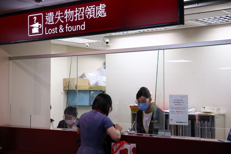 機場遺失物中心也是櫃檯服務人員，服務項目之一。施昂強攝