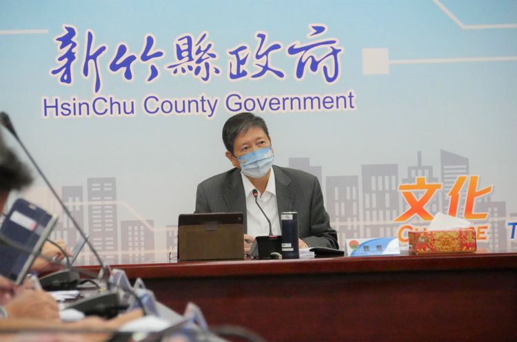 新竹縣長楊文科宣布秀巒國小停班停課。新竹縣政府提供