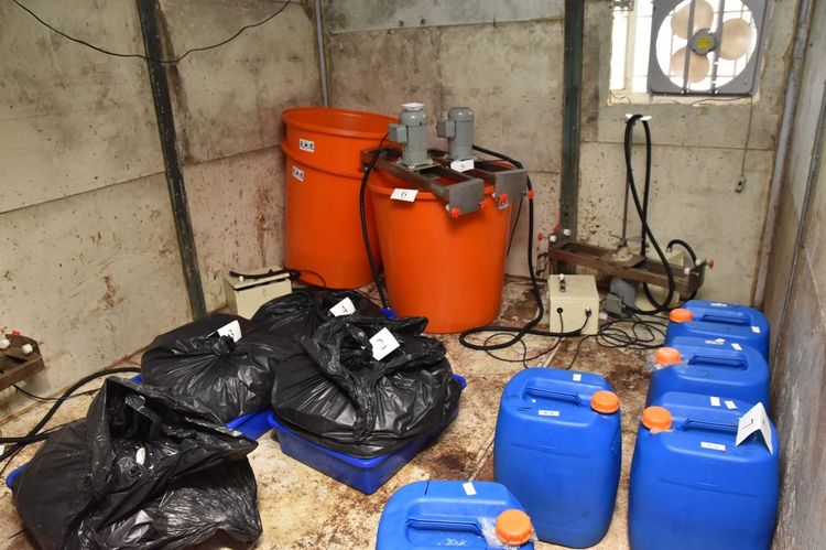 警方在工廠內查獲各式製毒原料及工具。警方提供