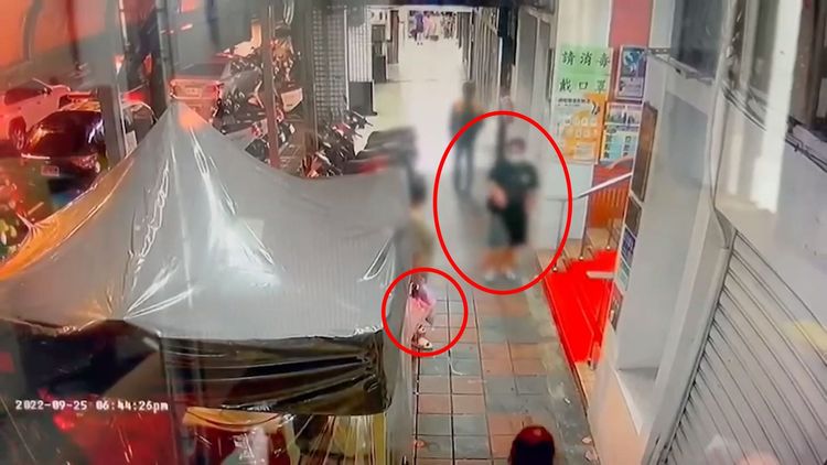 機台主返回派出所製作筆錄時，發現被偷玩偶就在張女手上。翻攝畫面