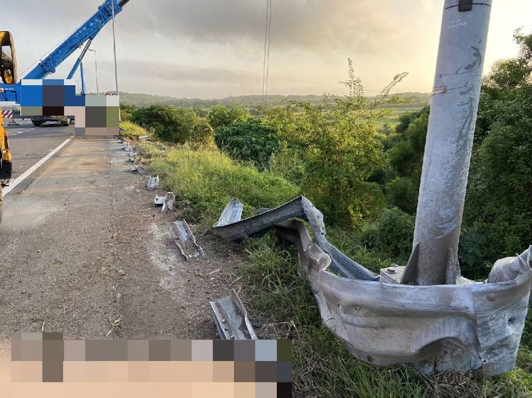 國道三護欄被撞毀。警方提供