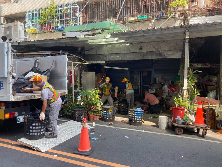 高市前金區再現「鼠窩」2.0，環保局派員前往清除。高市環保局提供