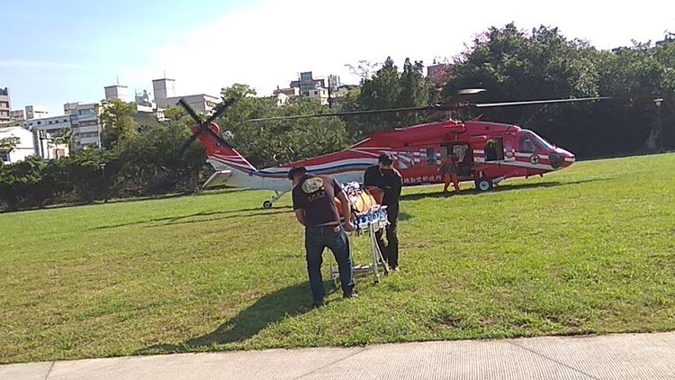 陳伯均遺體吊掛抵達平地，將交由檢警相驗。讀者提供