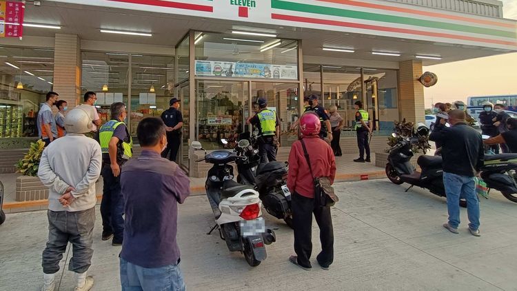 暴走男的瘋狂行徑，引來鄉民圍觀。讀者提供