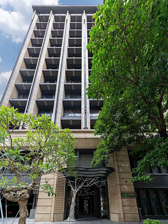 阿樹國際旅店為凱撒飯店連鎖旗下首間精品設計品牌，全館以樹、森林及自然休閒元素為設計主軸。阿樹國際旅店提供