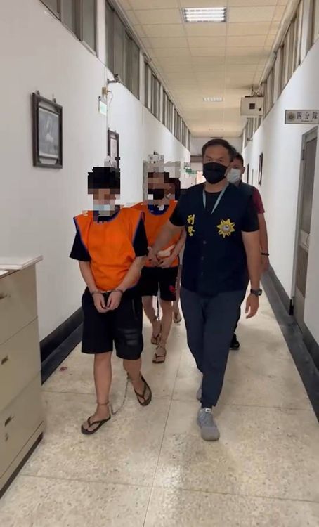 警方將擁槍的葉男送辦。讀者提供