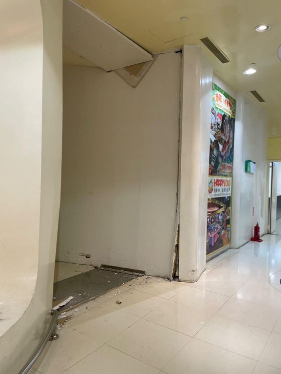 高雄夢時代百貨牆壁龜裂。讀者提供