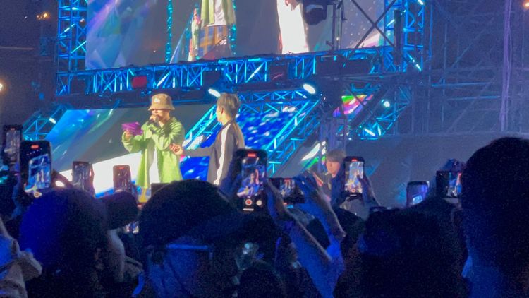 朴宰範（右）把胸罩送給pH-1。讀者提供