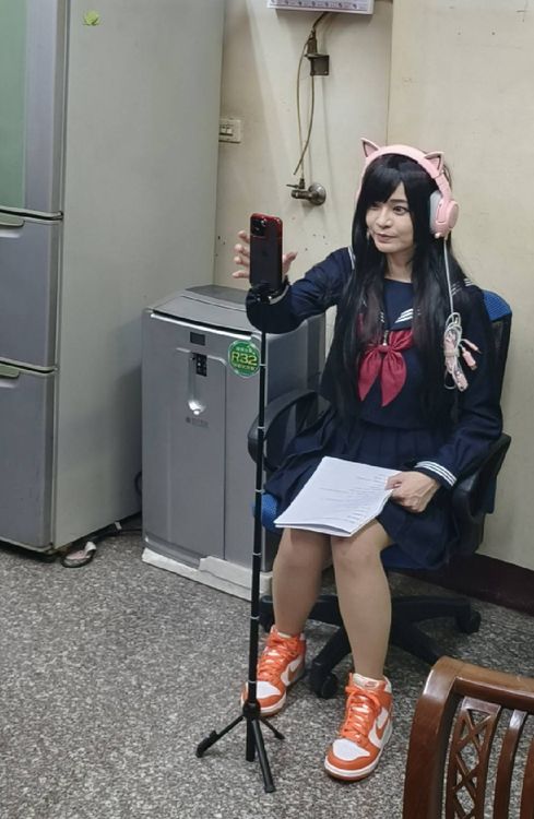 郭鬼鬼扮詐騙集團成員透過視訊引誘「豬仔」。台中市警局提供