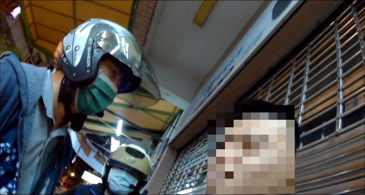 警員盤查莊姓男子，他謊報弟弟身分但被拆穿。讀者提供