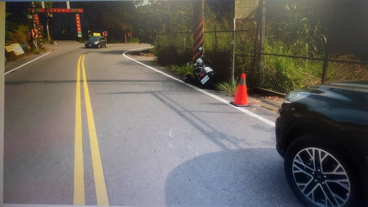 陳姓機車騎士稱因閃神不慎自撞電線桿。讀者提供